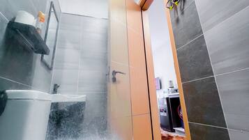 Regadera, secadora de cabello, bidet, toallas