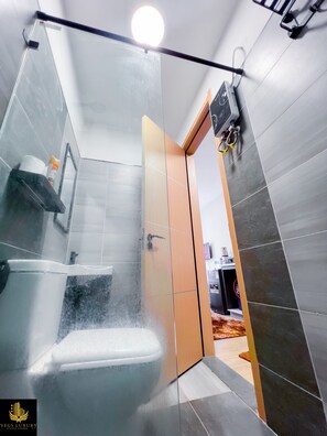 Een douche, een haardroger, een bidet, handdoeken