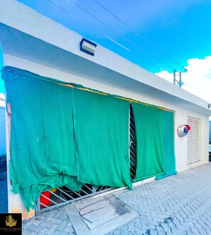 Exterior detail - Charming 1-bedroom bed & breakfast with AC in amazing Pridelands (Pridelands)