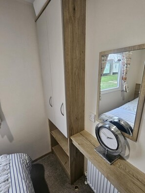 3 bedrooms, WiFi, bed sheets, wheelchair access - lovely caravan on a quiet plot with its own parking, pet -friendly, amenities (Clacton-on-Sea)