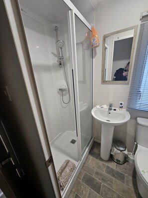 Shower, soap, toilet paper - lovely caravan on a quiet plot with its own parking, pet -friendly, amenities (Clacton-on-Sea)