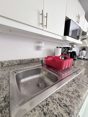 Wasserkocher mit Kaffee-/Teezubehör, Kühlschrank, Mikrowelle, Herdplatte