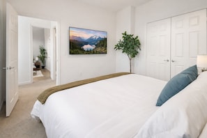 Desk, laptop workspace, iron/ironing board, free WiFi - Cold Storage by Stylish Stays (Kansas City)