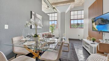 Apartment, 2 Bedrooms, Non Smoking, 2 Bathrooms | In-room dining