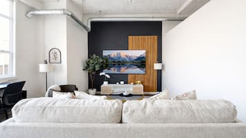 Appartement, 2 chambres, non-fumeurs, animaux de compagnie acceptés | Coin séjour | Écrans d'ordinateur