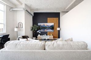 Departamento, 2 habitaciones, para no fumadores, se aceptan mascotas | Área de sala de estar | Smart TV de 65 pulgadas con canales digitales, Netflix y Hulu 