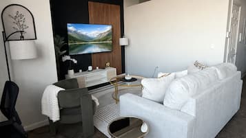 Apartment, 2 Bedrooms, Non Smoking, Pets Allowed | Living area