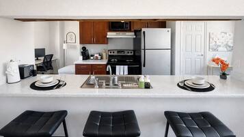 Appartement, 2 chambres, non-fumeurs, animaux de compagnie acceptés | Cuisine privée | Réfrigérateur, micro-ondes, four, plaque de cuisson
