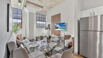 Apartment, 2 Bedrooms, Non Smoking, 2 Bathrooms | In-room dining