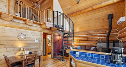 Cozy log cabin with loft, deck & rustic charm!