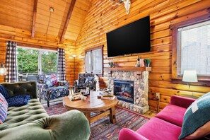 Living area - Log Cabin Retreat - Hot Tub • Fire Pit • Pets • Private Lake Access (Tobyhanna)