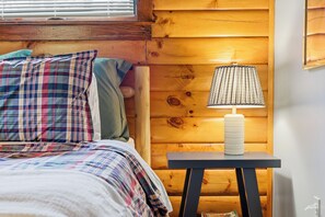 3 bedrooms, iron/ironing board, Internet, bed sheets - Log Cabin Retreat - Hot Tub • Fire Pit • Pets • Private Lake Access (Tobyhanna)
