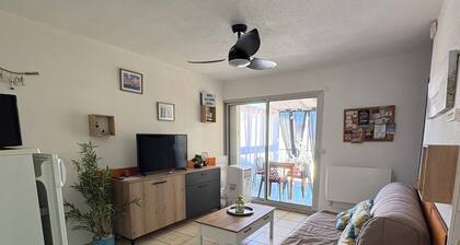 T2 sea view, private residence with secure parking. Direct access to the beach.