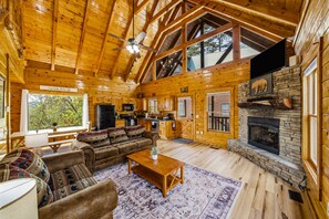 Smart TV, fireplace - Mountain Views 4 bdr • HOT TUB • Game Room • Sleeps 10 • Views Near Dollywood (Sevierville)