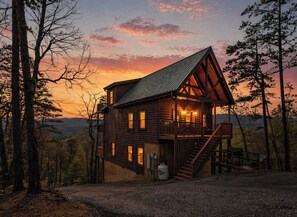 Exterior - Mountain Views 4 bdr • HOT TUB • Game Room • Sleeps 10 • Views Near Dollywood (Sevierville)