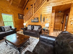 Smart TV, fireplace - Mountain Views 4 bdr • HOT TUB • Game Room • Sleeps 12 • Views Near Dollywood (Sevierville)