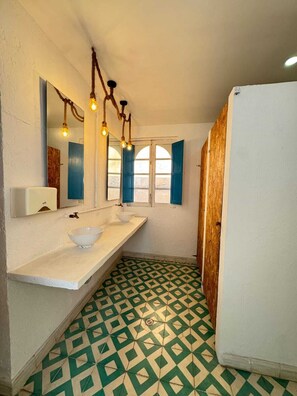 Shower, hair dryer, towels, soap - Colonial Anturio Room (Bogotá)