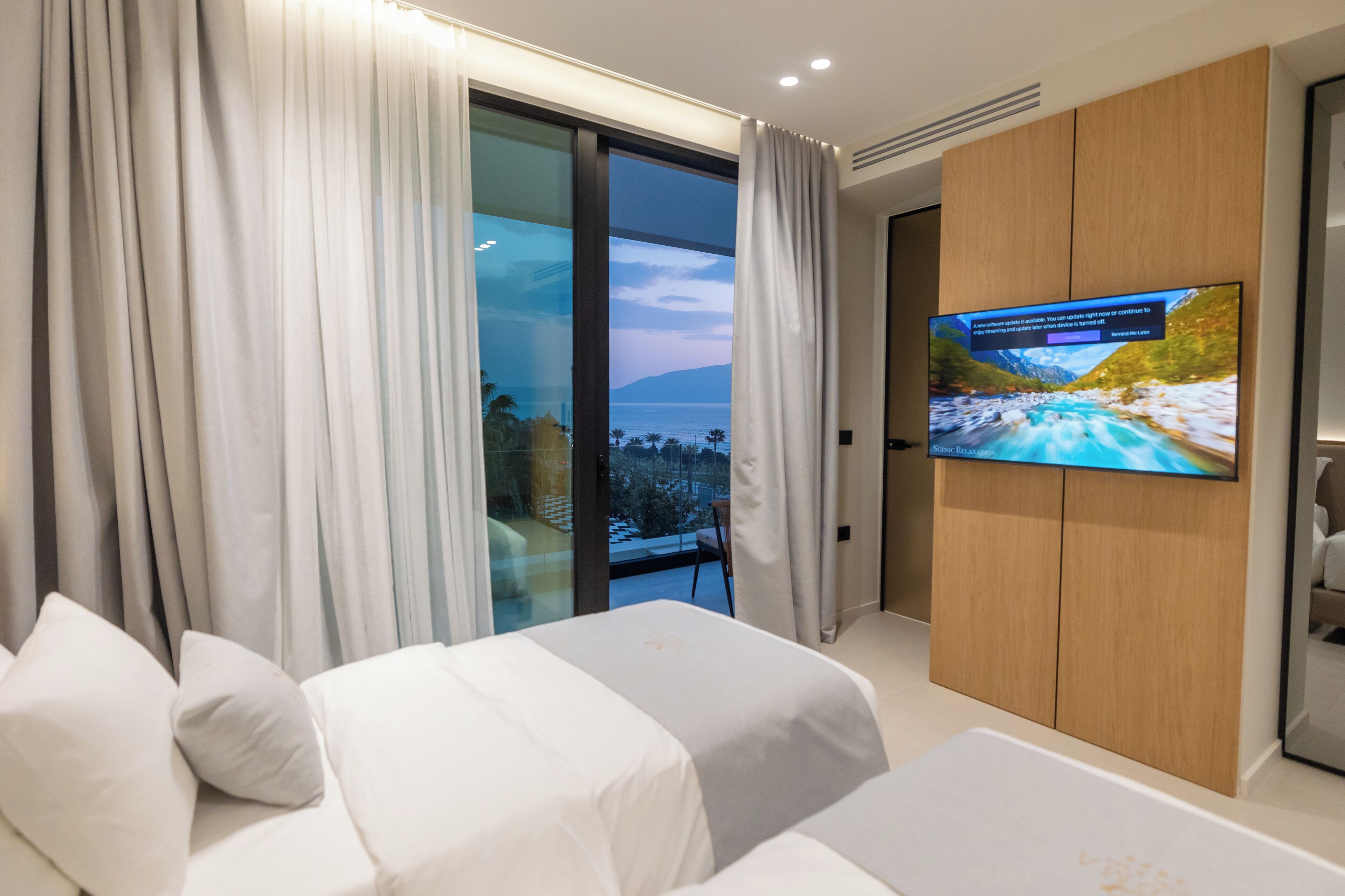 Minibar, caja de seguridad en la habitación y escritorio 