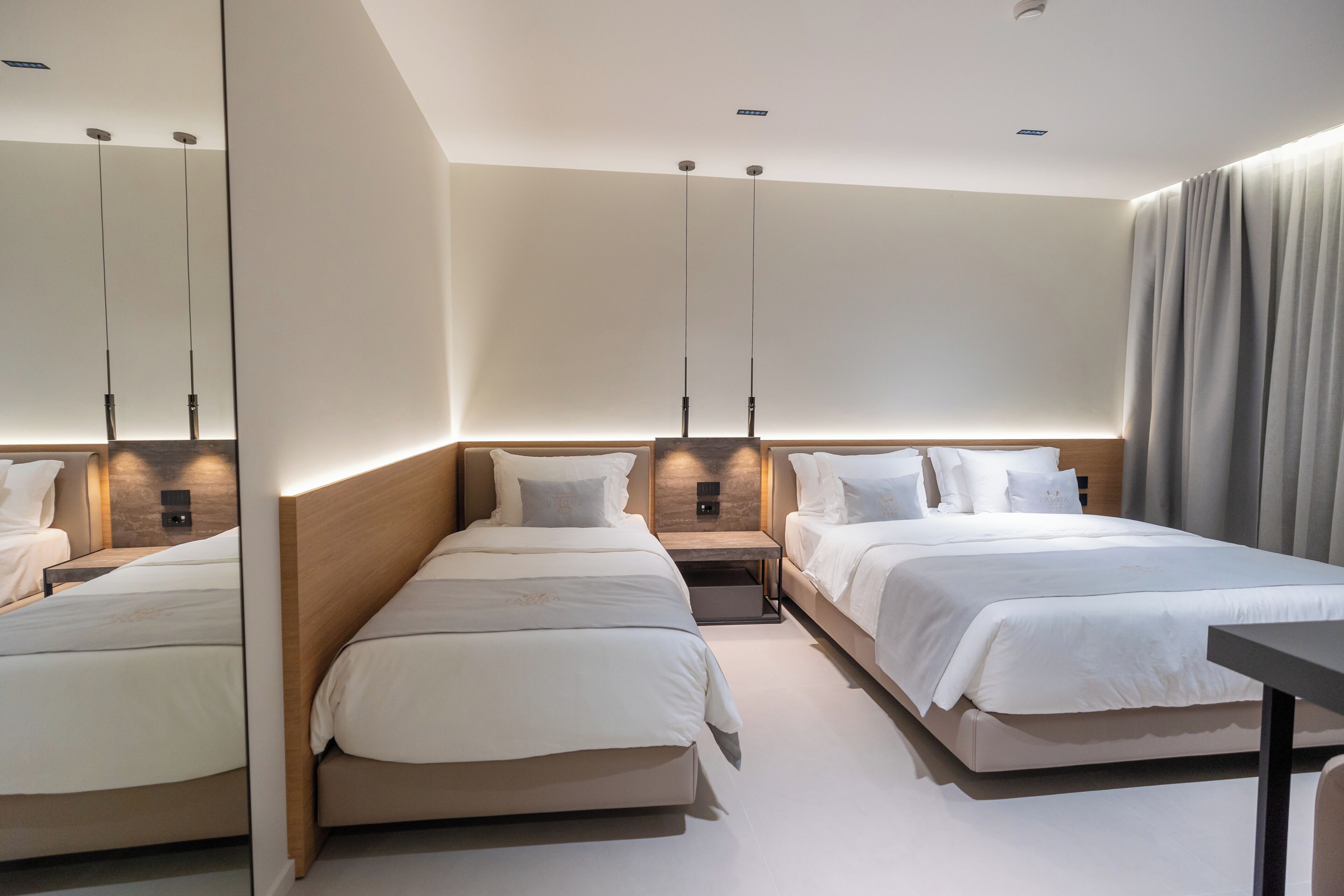 Minibar, caja de seguridad en la habitación y escritorio 