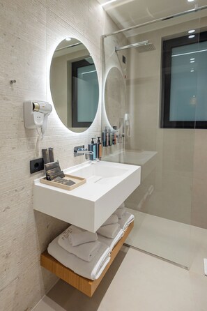 Minibar, cassaforte in camera, una scrivania, tende oscuranti