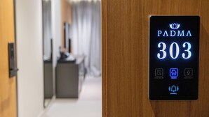 A digital room number sign for room 303 in a hotel, with icons for do not disturb, check-in, and housekeeping. - Padma Hotel (Vlorë)