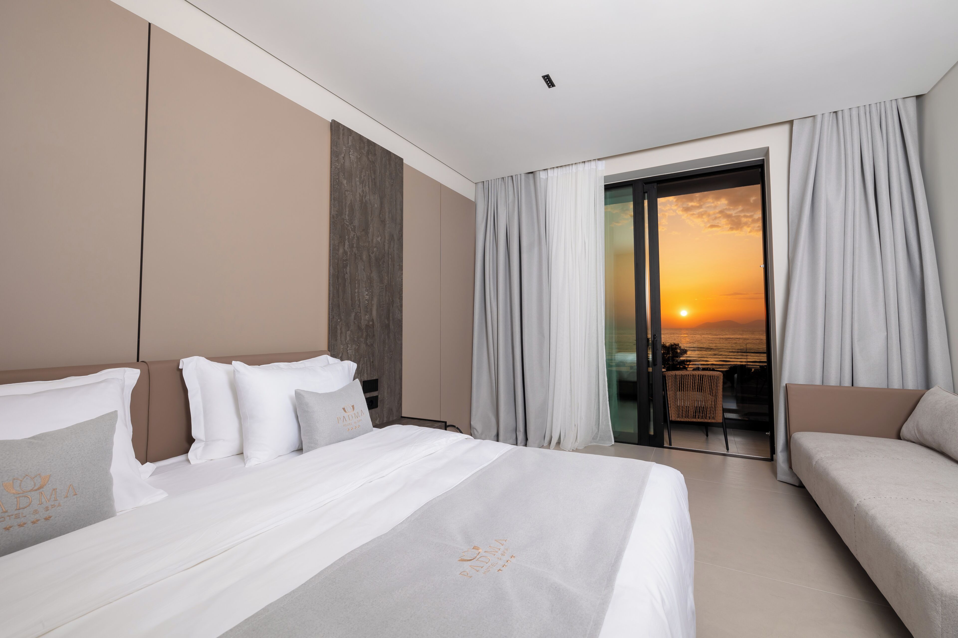 Superior tweepersoonskamer, balkon, uitzicht op zee | Een minibar, een kluis op de kamer, een bureau, verduisterende gordijnen