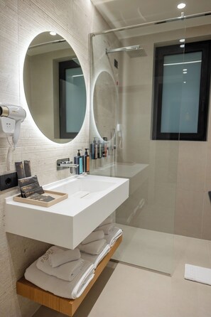 Superior Triple Room, Balcony, Sea View | Bathroom | Shower, hair dryer, slippers, towels - Padma Hotel (Vlorë)