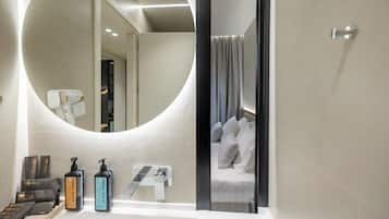 Habitación doble estándar, balcón | Baño | Regadera, secadora de cabello, pantuflas, toallas