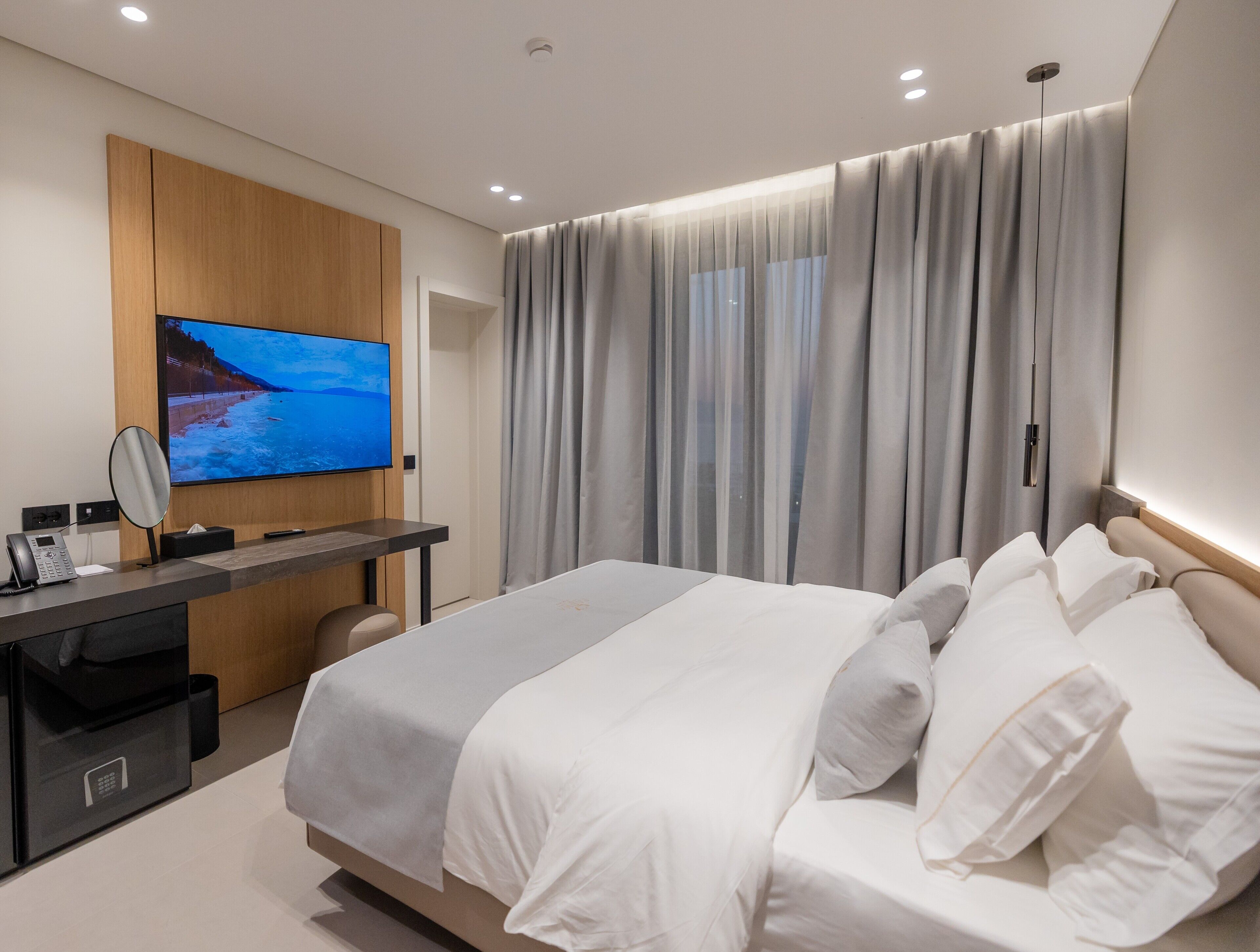 Minibar, coffres-forts dans les chambres, bureau, rideaux occultants