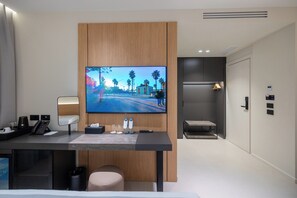 Minibar, caja de seguridad en la habitación y escritorio 
