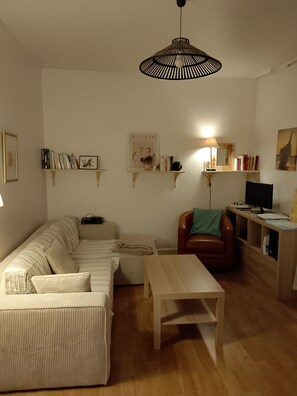 Living area - Two-room apartment located in Pantin, metro Hoche line 5, 7 minutes walk. (Pantin)