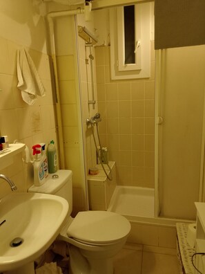 Bathroom - Two-room apartment located in Pantin, metro Hoche line 5, 7 minutes walk. (Pantin)