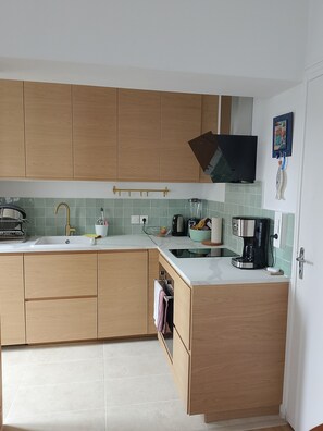 Private kitchen - Two-room apartment located in Pantin, metro Hoche line 5, 7 minutes walk. (Pantin)