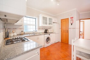 Private kitchen - T3 Flat in Santa Luzia 1min away from the ferry (Tavira)