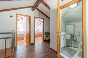 3 makuuhuonetta, silitysrauta/-lauta, ilmainen Wi-Fi, vuodevaatteet