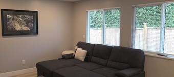 1 bedroom suite in quiet neighbourhood, Close to Thunderbird,private fenced yard