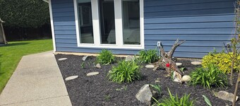 1 bedroom suite in quiet neighbourhood, Close to Thunderbird,private fenced yard