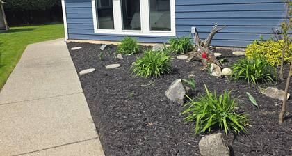 1 bedroom suite in quiet neighbourhood, Close to Thunderbird,private fenced yard