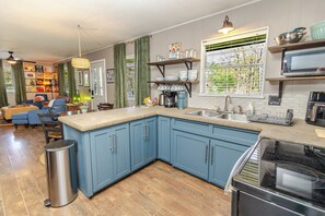 Private kitchen - 2-bedroom house in fabulous Bella Vista with AC and charm (Bella Vista)