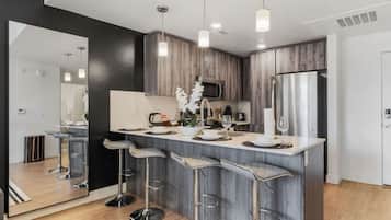 Appartement, 1 très grand lit et 1 canapé-lit, non-fumeurs, coin cuisine | Restauration dans la chambre