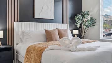 Appartement, 1 très grand lit et 1 canapé-lit, non-fumeurs, coin cuisine | Bureau, espace de travail pour ordinateur portable, rideaux occultants