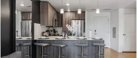 Apartment, 1 King Bed with Sofa bed, Non Smoking, Kitchenette | In-room dining