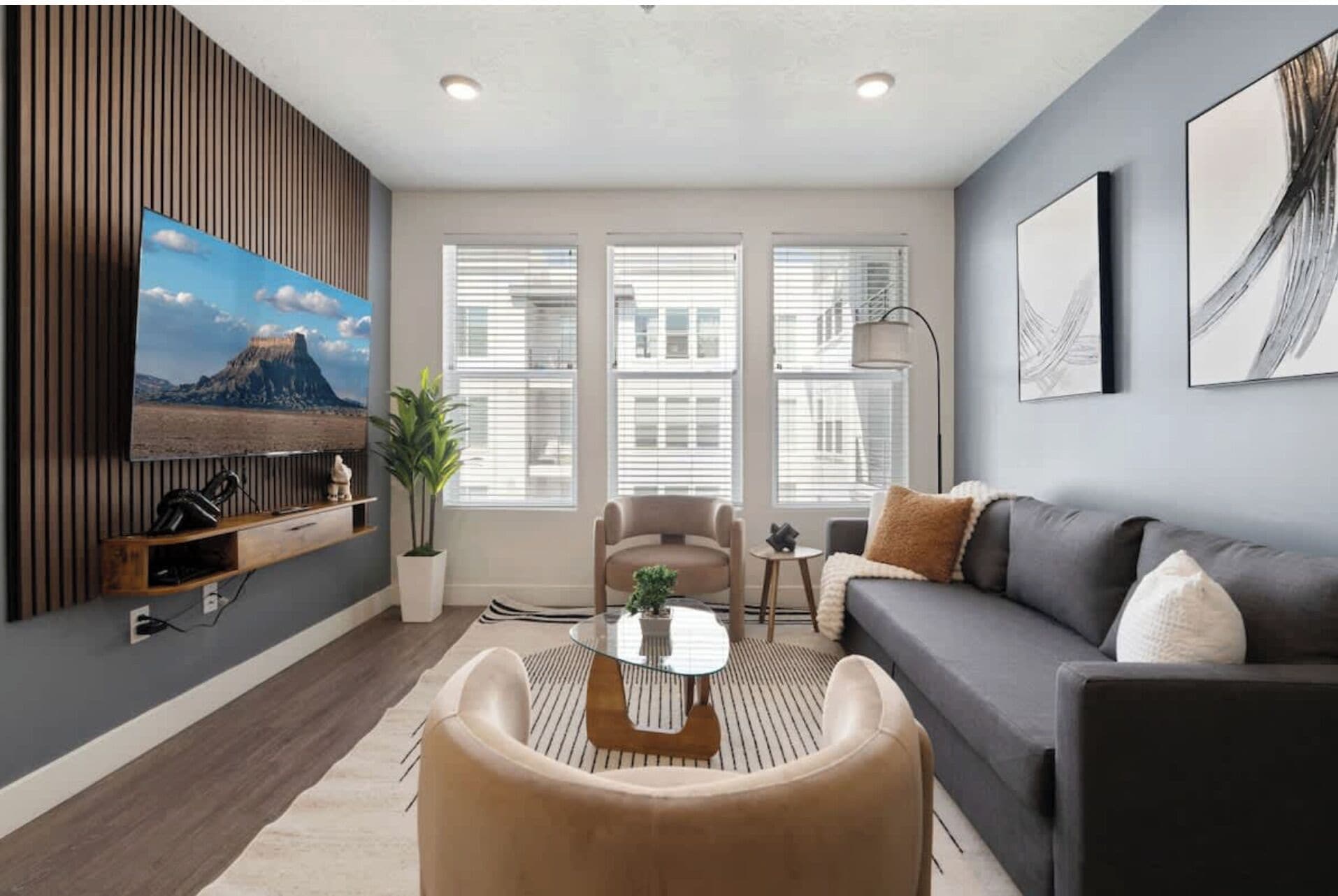 Apartment | Wohnbereich | 65-Zoll-Smart-TV mit Digitalempfang, Netflix, Hulu