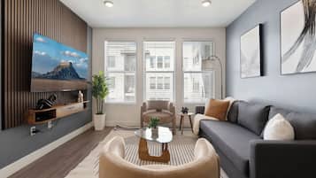 Apartment | Wohnbereich | 65-Zoll-Smart-TV mit Digitalempfang, Netflix, Hulu