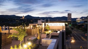 Outdoor dining - Skyhouse by Stylish Stays (Salt Lake City)