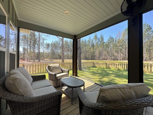 Brand new, pond front 2-bedroom cottage with AC in delightful Samson