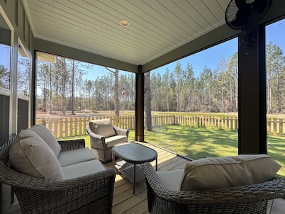 Brand new, pond front 2-bedroom cottage with AC in delightful Samson