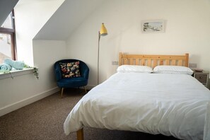 3 bedrooms, iron/ironing board, travel cot, WiFi - Spacious Coastal Cottage for 8–10 | Sea Views | Walkers & Family Groups Welcome (Portpatrick)