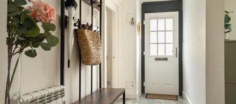 Spacious Coastal Cottage for 8–10 | Sea Views | Walkers & Family Groups Welcome