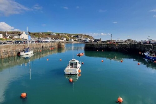 Spacious Coastal Cottage for 8–10 | Sea Views | Walkers & Family Groups Welcome